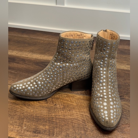Mackin J Women's Silver Studded Taupe Brown Heeled Ankle Boots Size 8 CT - Picture 8 of 8